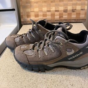 Vasque Women’s brown hiking shoes size 7 NWOT